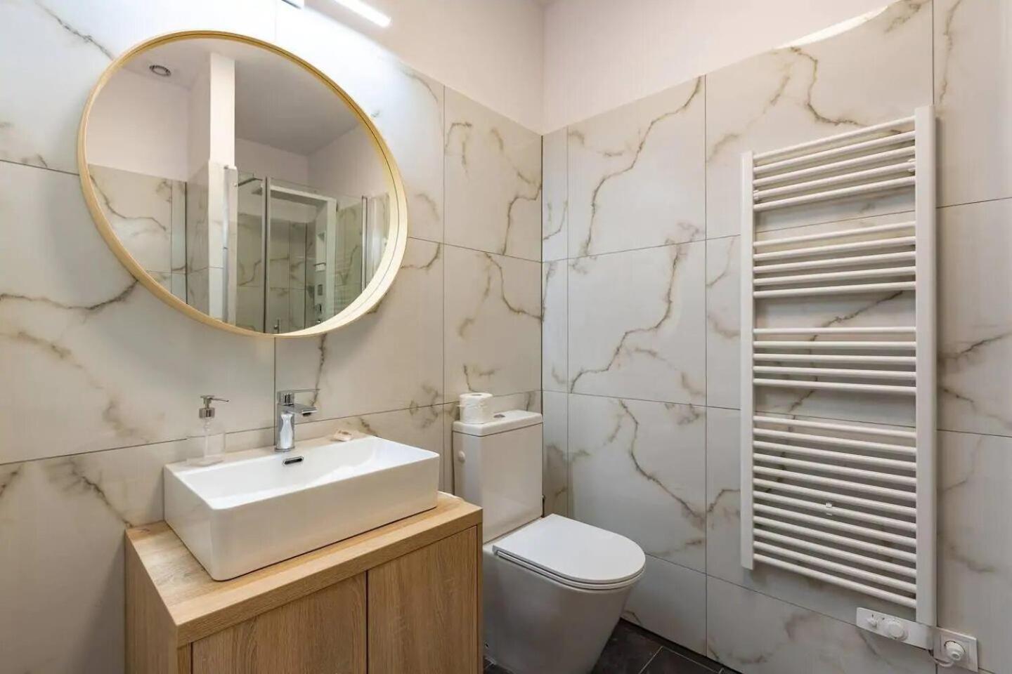 Luxurious In The Heart Of Apartment *